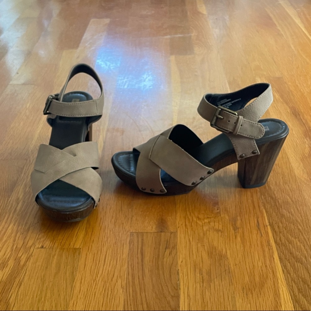 Never Worn White Mountain Heels Size 7